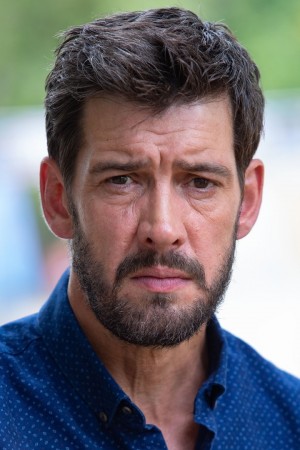 Adrian Bower tüm dizileri dizigom'da