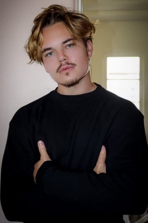 Mason Vale Cotton tüm dizileri dizigom'da