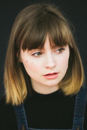 Lola Petticrew tüm dizileri dizigom'da