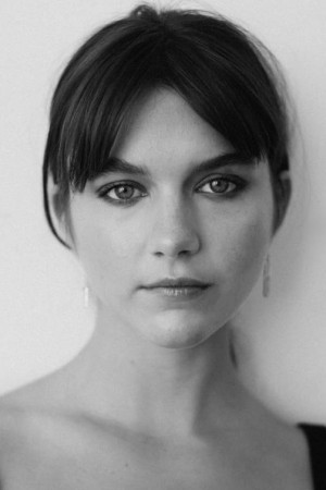 Chloe East tüm dizileri dizigom'da